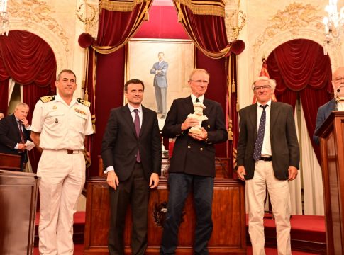 Sail Training International recibe el Premio de “Cádiz con Elcano” en el salón de plenos del Ayuntamiento de Cádiz