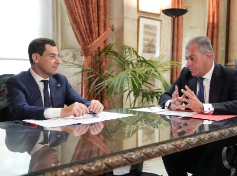 Moreno incide en el compromiso con Sevilla, motor económico de Andalucía y España y ciudad de referencia universal