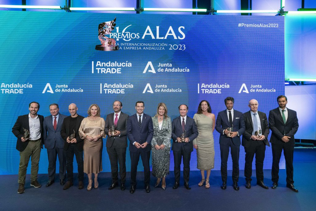 Juanma Moreno presidió la entrega de los Premios Alas a Fresón de Palos, Unica Fresh, Grupo Puma, CoverManager, Freepik Company y la Autoridad Portuaria Bahía de Algeciras