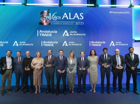 Juanma Moreno presidió la entrega de los Premios Alas a Fresón de Palos, Unica Fresh, Grupo Puma, CoverManager, Freepik Company y la Autoridad Portuaria Bahía de Algeciras