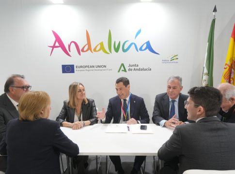 Moreno anuncia que Andalucía albergará en 2024 y 2025 dos de los congresos de conectividad aérea más importantes del mundo
