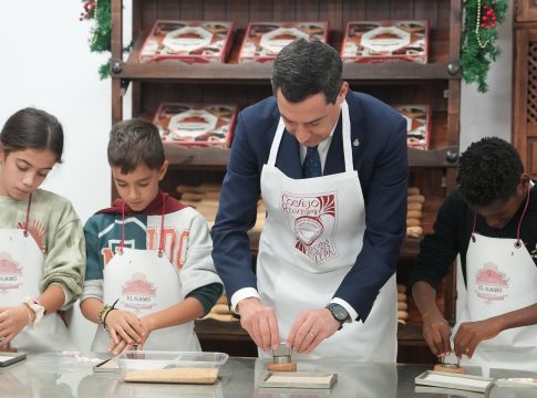 Moreno: “Las fábricas de dulces navideños son motor económico y social para los pueblos de Andalucía”
