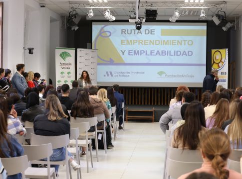 Un centenar de jóvenes participan en un encuentro sobre los empleos del futuro organizado por la Diputación y la Fundación Unicaja