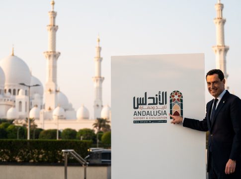 Moreno visita en Abu Dabi la exposición ‘Andalucía: Historia y Civilización’ que recrea parte de la cultura y las tradiciones andaluzas