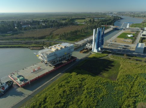 Zarpa desde el Puerto de Sevilla una subestación eléctrica para la eólica marina