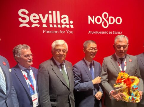 La Cámara de Comercio de Sevilla mantiene un encuentro en Fitur con el Embajador de China en España