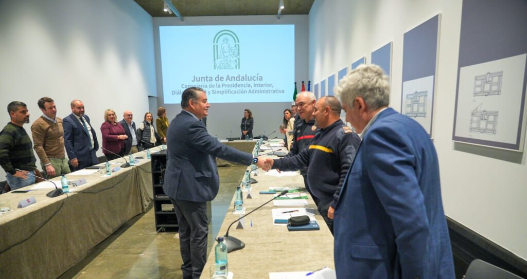 Antonio Sanz anuncia un nuevo y pionero decreto de regulación de bomberos para este año