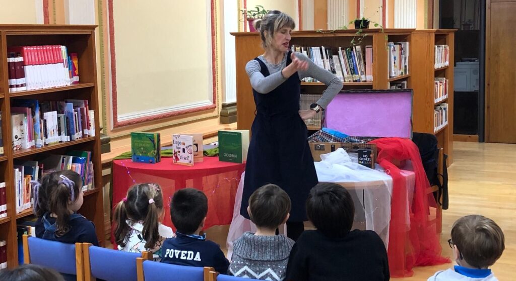 Mas de medio centenar de niños y niñas de la capital disfrutan del Día de Andalucía rodeados de libros y cuentacuentos en las bibliotecas municipales