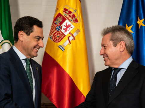 Juanma Moreno se reúne con el presidente de Airbus España, Alberto Gutiérrez