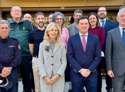 La subdelegada del Gobierno y el presidente del Puerto de Huelva visitan la terminal de pasajeros y servicios portuarios en el Muelle Sur