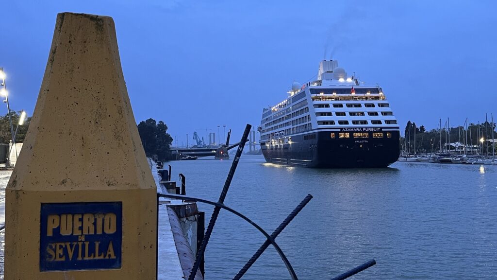 El Puerto de Sevilla inicia la temporada de cruceros con la llegada del Azamara Pursuit