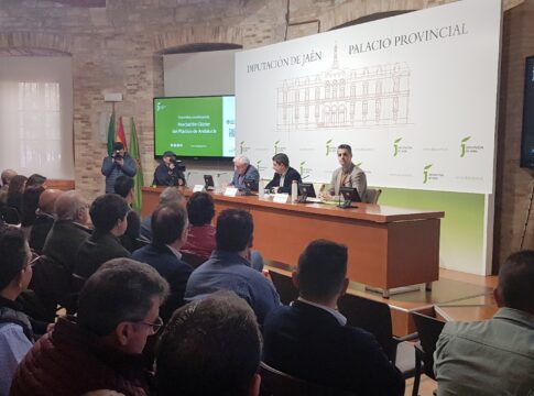 Reyes señala que el Clúster del Plástico generará nuevas oportunidades en un sector estratégico para Jaén