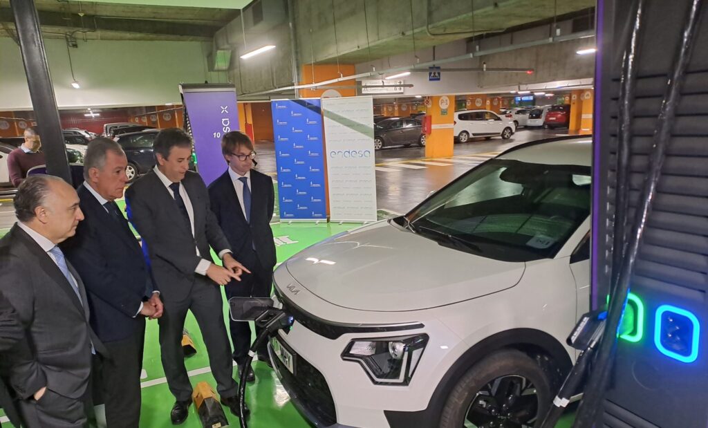 Endesa y Torre Sevilla inauguran uno de los hubs de recarga públicos más grandes de Andalucía