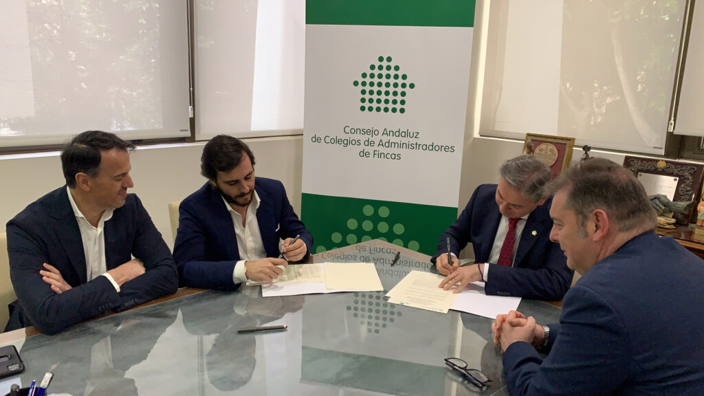 Alojamientos turísticos y administradores de fincas de Andalucía firman un código de buenas prácticas para favorecer la convivencia de vecinos y viviendas turísticas