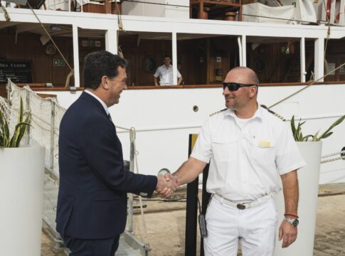 El presidente del Puerto de Huelva da la bienvenida al velero de lujo Sea Cloud, que permanecerá atracado en el Muelle de Levante sur hasta el sábado por la tarde