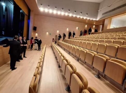 El pleno del Ayto. de Palomares del Río aprueba que el nombre del teatro municipal sea en reconocimiento a Carlos Álvarez-Novoa
