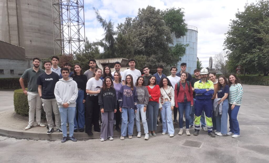 80 estudiantes de la Escuela de Ingenieros de la Universidad de Sevilla visitan la planta de Alcalá de Guadaíra de Cementos Portland Valderrivas