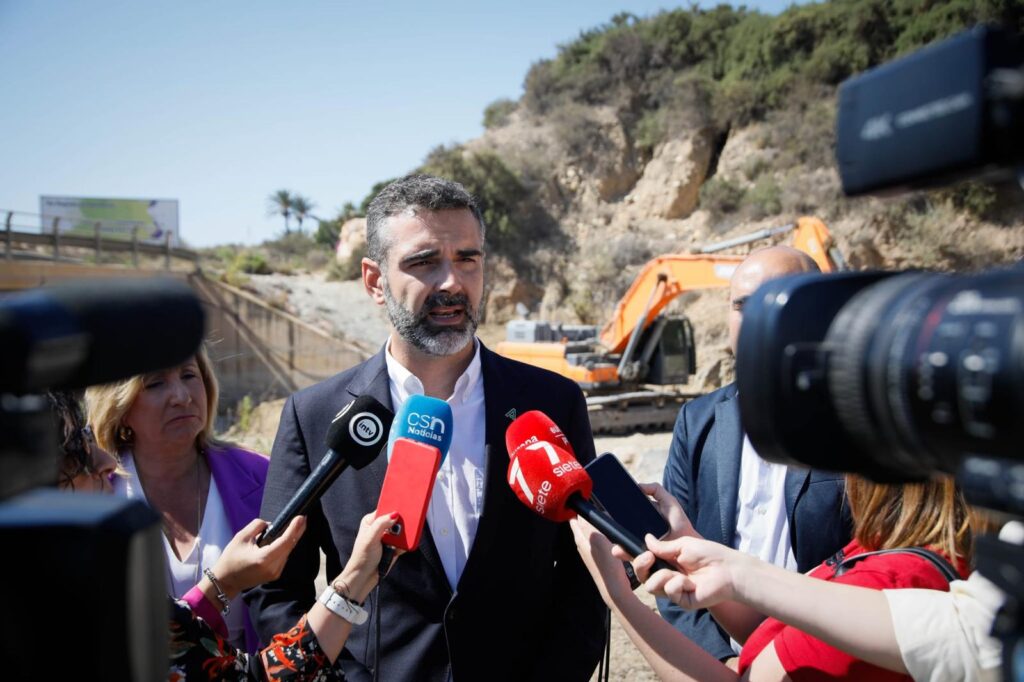 Fernández-Pacheco subraya la importancia de mantener limpias las ramblas frente al cambio climático y las lluvias torrenciales asociadas
