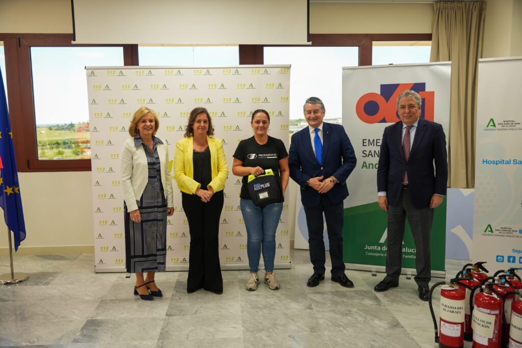 Las hermandades de Sevilla reciben desfibriladores y extintores para un Rocío más seguro