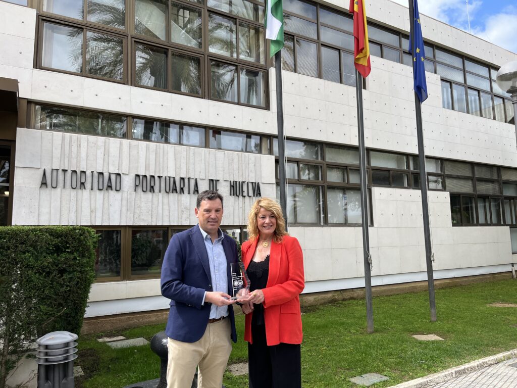 El presidente del Puerto de Huelva y la alcaldesa valoran positivamente el premio Working with Nature, otorgado por la Asociación PIANC en Sudáfrica al puerto onubense por su gestión del dragado con beneficios medioambientales