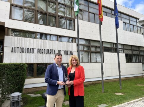 El presidente del Puerto de Huelva y la alcaldesa valoran positivamente el premio Working with Nature, otorgado por la Asociación PIANC en Sudáfrica al puerto onubense por su gestión del dragado con beneficios medioambientales