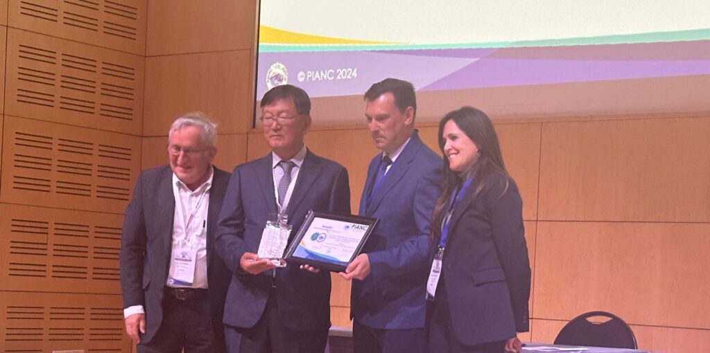 El Puerto de Huelva recibe un premio en Sudáfrica por su gestión del dragado con beneficios medioambientales