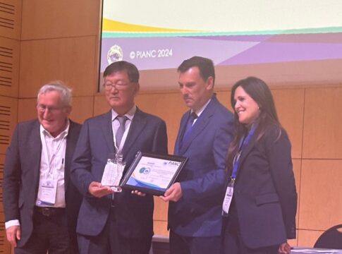 El Puerto de Huelva recibe un premio en Sudáfrica por su gestión del dragado con beneficios medioambientales