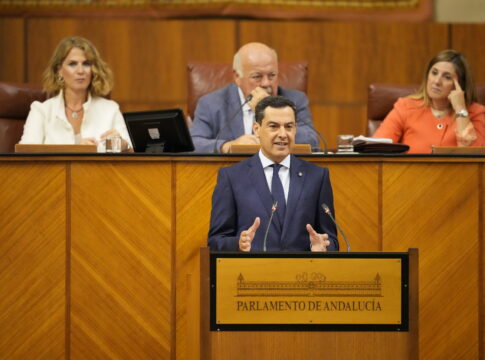 Moreno anuncia la firma de un Plan de Empleo Juvenil con la CEA, UGT y CCOO dotado con 496 millones
