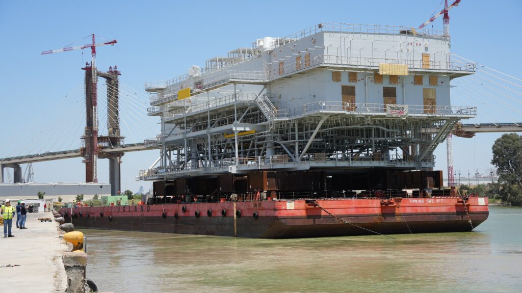 Pasa por la esclusa del Puerto de Sevilla la subestación eléctrica fabricada por TECADE