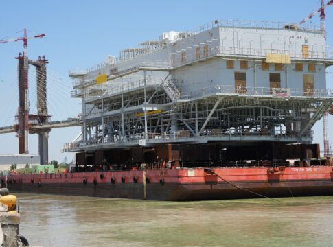 Pasa por la esclusa del Puerto de Sevilla la subestación eléctrica fabricada por TECADE