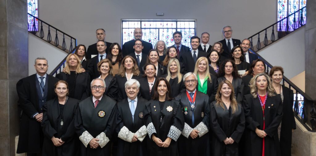 30 procuradores sevillanos reciben en la Audiencia Provincial el reconocimiento a sus 25 años de profesión