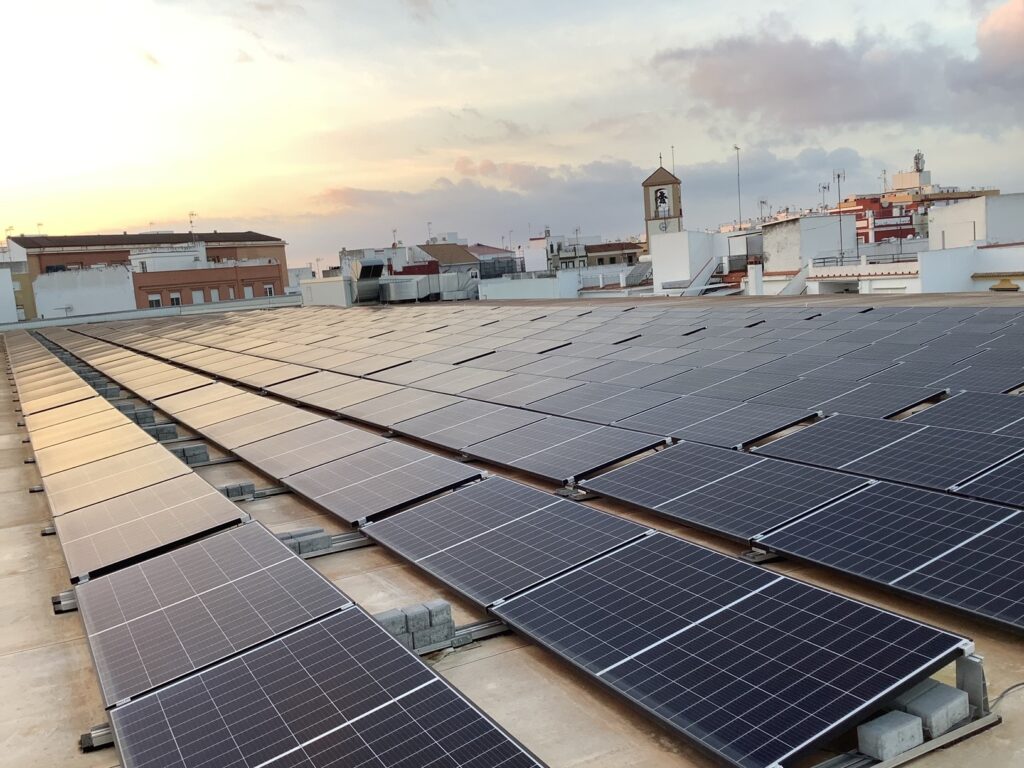 Lidl supera los 85.000 m2 de placas fotovoltaicas y los 100 puntos de carga para vehículos eléctricos en Andalucía