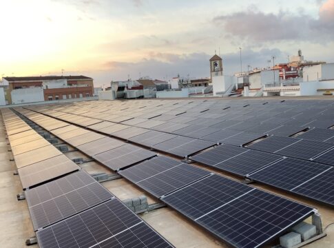 Lidl supera los 85.000 m2 de placas fotovoltaicas y los 100 puntos de carga para vehículos eléctricos en Andalucía