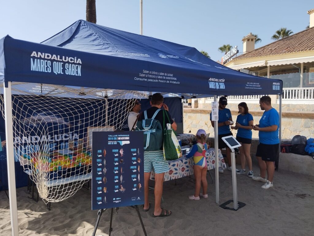 La campaña ‘Andalucía, Mares que Saben’ prosigue la difusión de la pesca artesanal por el litoral