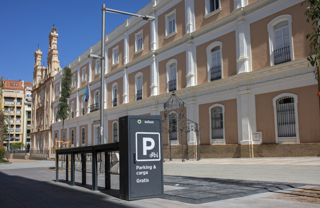 El Ayuntamiento de Huelva instala por primera vez en la ciudad cargadores gratuitos para patines eléctricos en la plaza de La Merced