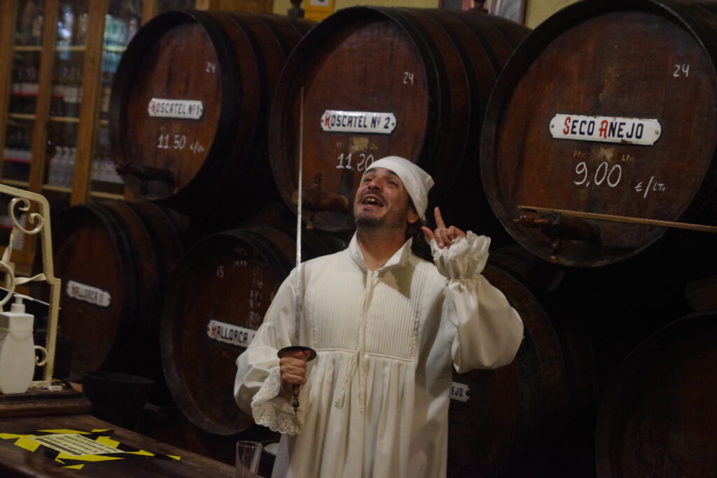La celebración del centenario de la marca ‘Málaga’ para vinos arranca con un recorrido teatralizado por la ciudad