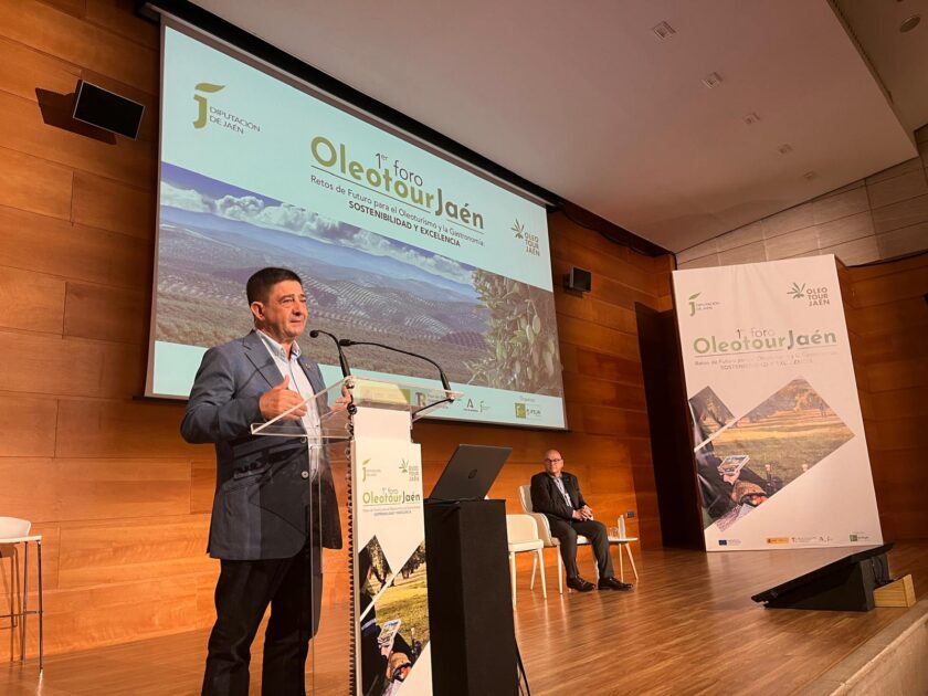 Más de 160 empresas oleoturísticas y turísticas participan en el I Foro OleotourJaén que ha inaugurado Paco Reyes