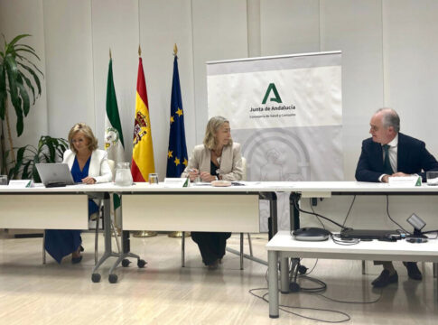 La Consejera de Salud y Consumo y el CACOF se reúnen para avanzar en proyectos de colaboración con las farmacias andaluzas en beneficio de la salud pública y los pacientes