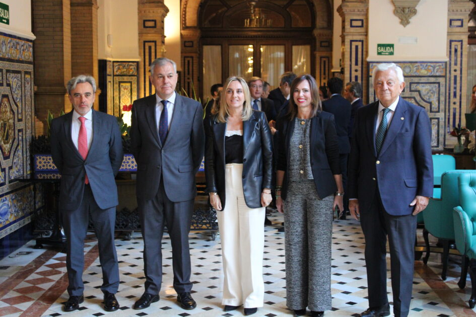 La alcaldesa de Granada presenta en Sevilla el modelo "Granada para Vivir" y anuncia un nuevo impulso para la oficina del PGOM en las próximas semanas