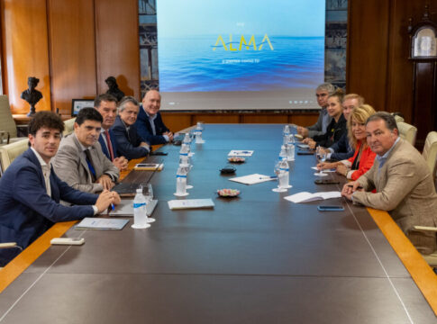 Representantes del Puerto de Huelva, la Diputación Provincial y el Ayuntamiento de Huelva se reúnen con dirigentes de la naviera Alma Cruceros