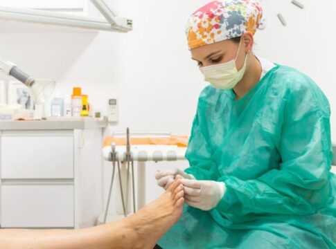 Los podólogos andaluces dan el salto a la sanidad pública