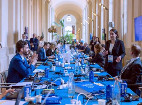 Las reuniones del G7 contarán con agua en brick sostenible de la malagueña Ly Company