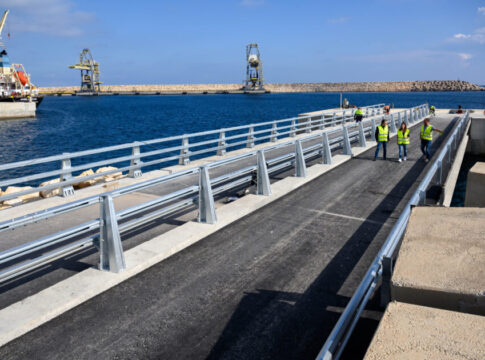 El Puerto de Carboneras amplía capacidad de atraque con la conexión del duque de alba a tierra