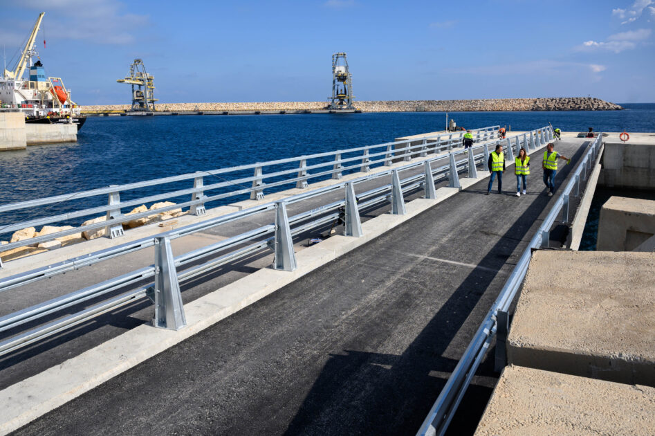 El Puerto de Carboneras amplía capacidad de atraque con la conexión del duque de alba a tierra