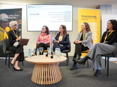 Mujeres de la industria y minería comparten su experiencia para acercar a las jóvenes a estos sectores