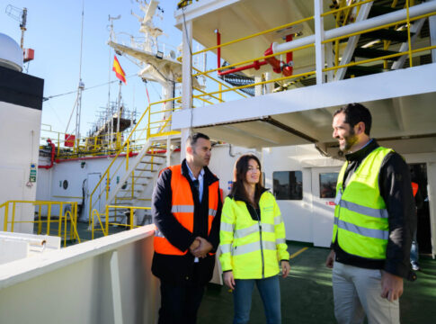 Saipem 3000: el buque-grúa con 104 tripulantes que realiza labores de mantenimiento en el Puerto de Almería