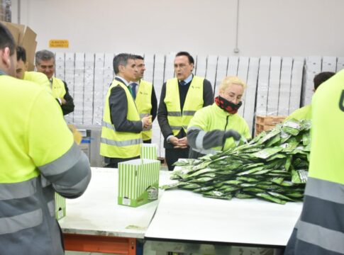 El consejero de Universidad visita el centro logístico de UNEI para conocer su proyecto de innovación social