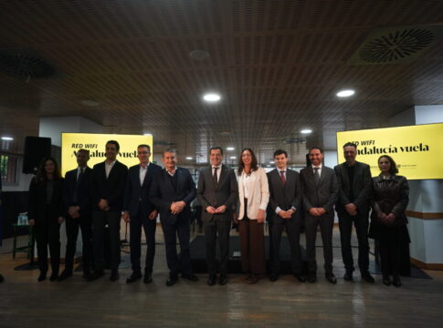Moreno señala que la Red Wifi Andalucía Vuela supone toda una revolución: “El objetivo es lograr el 100% de la digitalización en 2030”