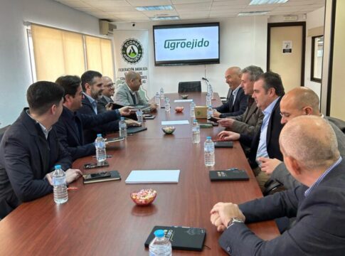La Junta y comercializadores hortofrutícolas de Almería y Granada refuerzan su alianza por el futuro del sector