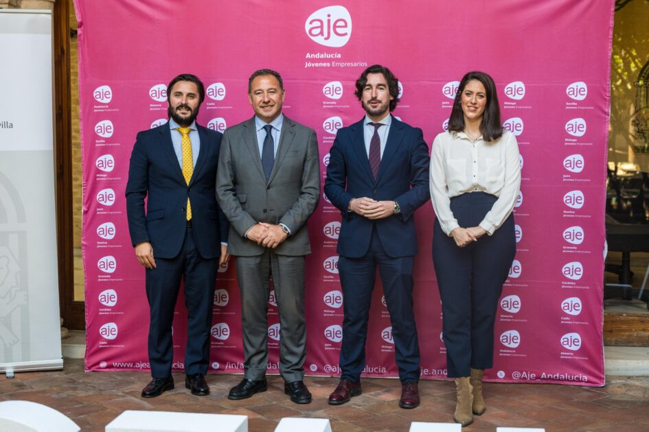 El delegado del Gobierno de la Junta en Sevilla asiste al Comité Ejecutivo de AJE Andalucía para abordar los retos de los jóvenes empresarios